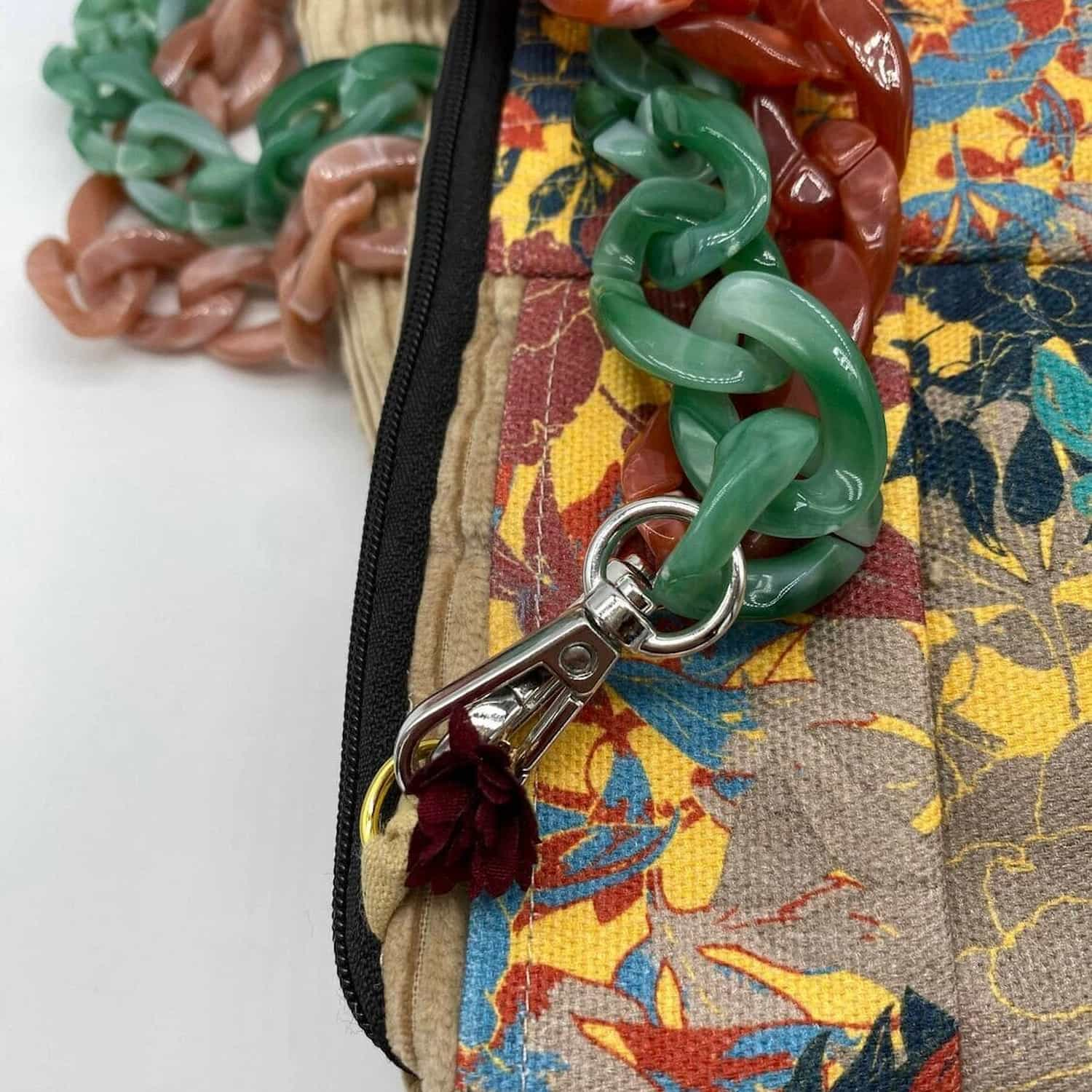 Zip-Clutch-Fab-FIORI-GIALLI-dettaglio-catena-verde